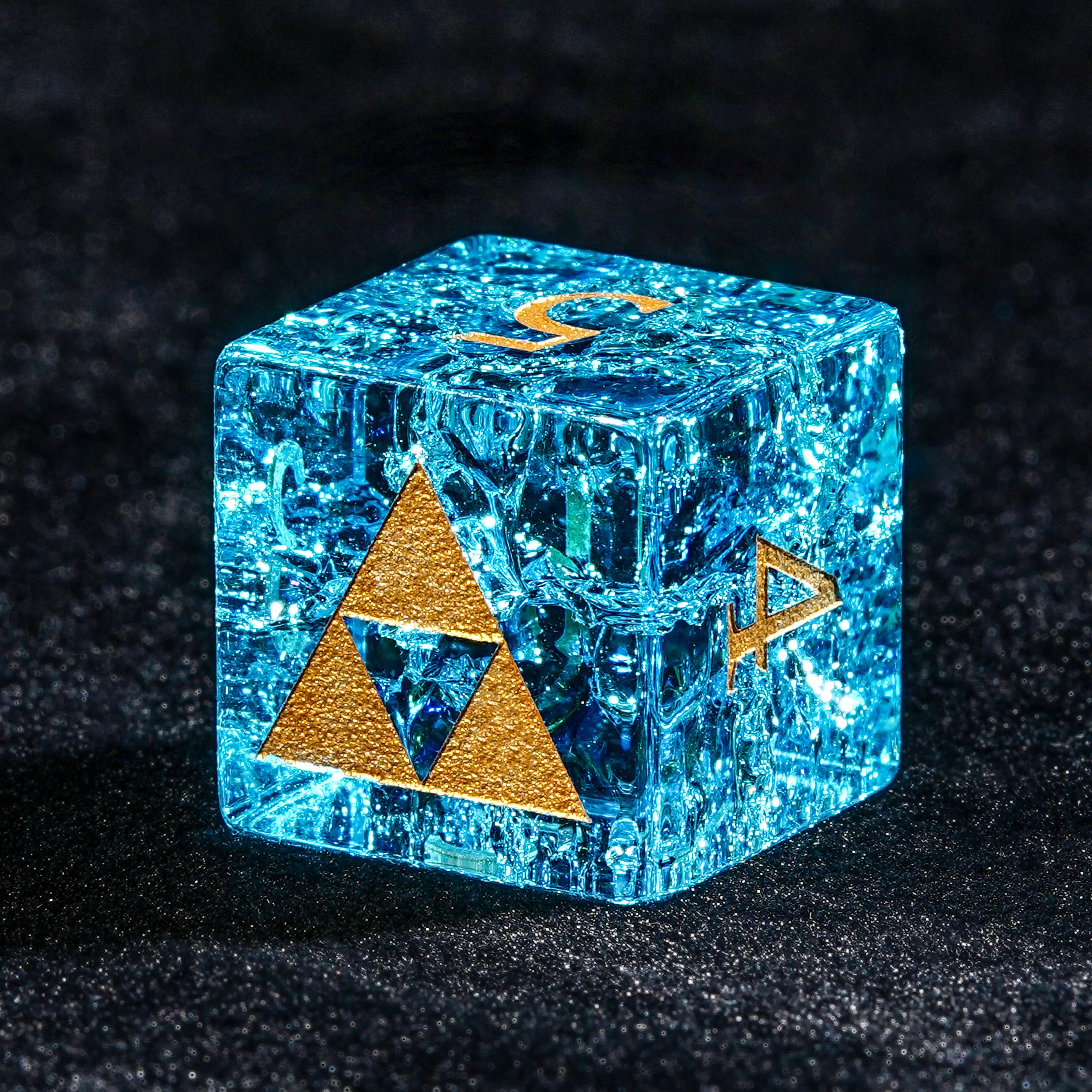 Crackle-Effect Aquamarine Galss Dice Set