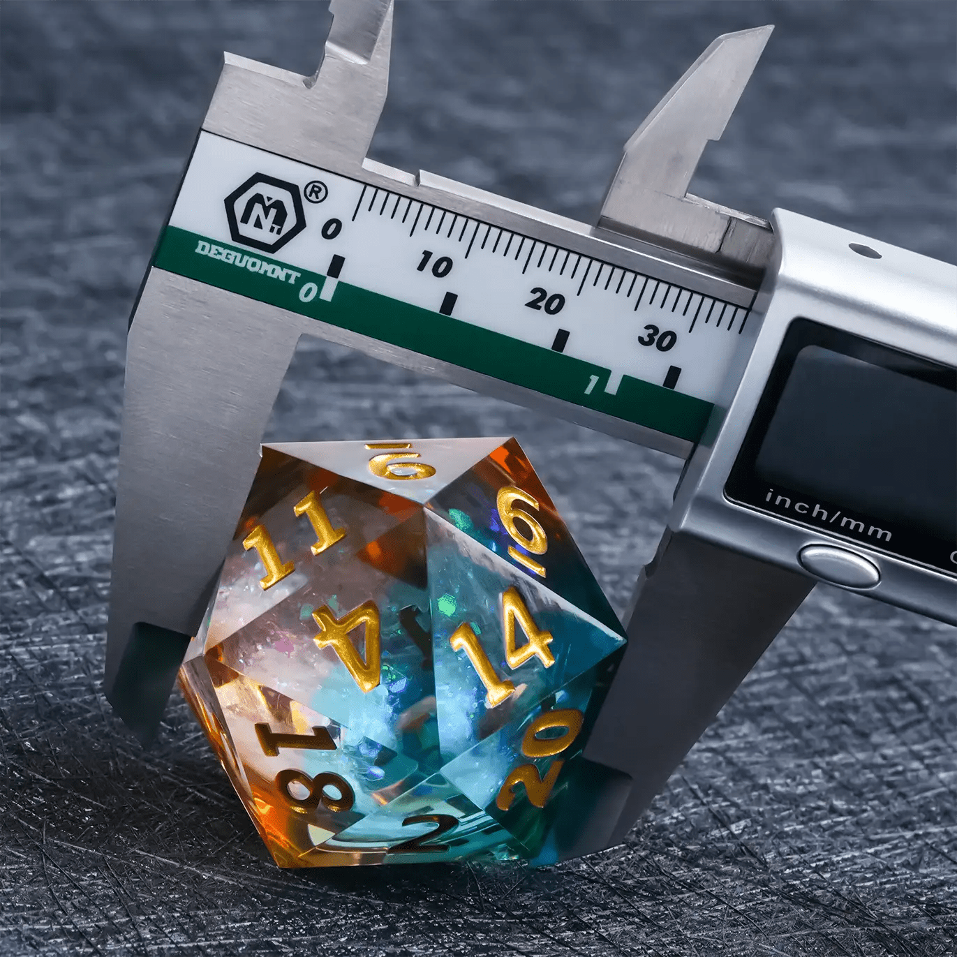35Using a vernier caliper, the diameter of a giant DND D20 transparent resin dice is 35 mm | Bear Dice