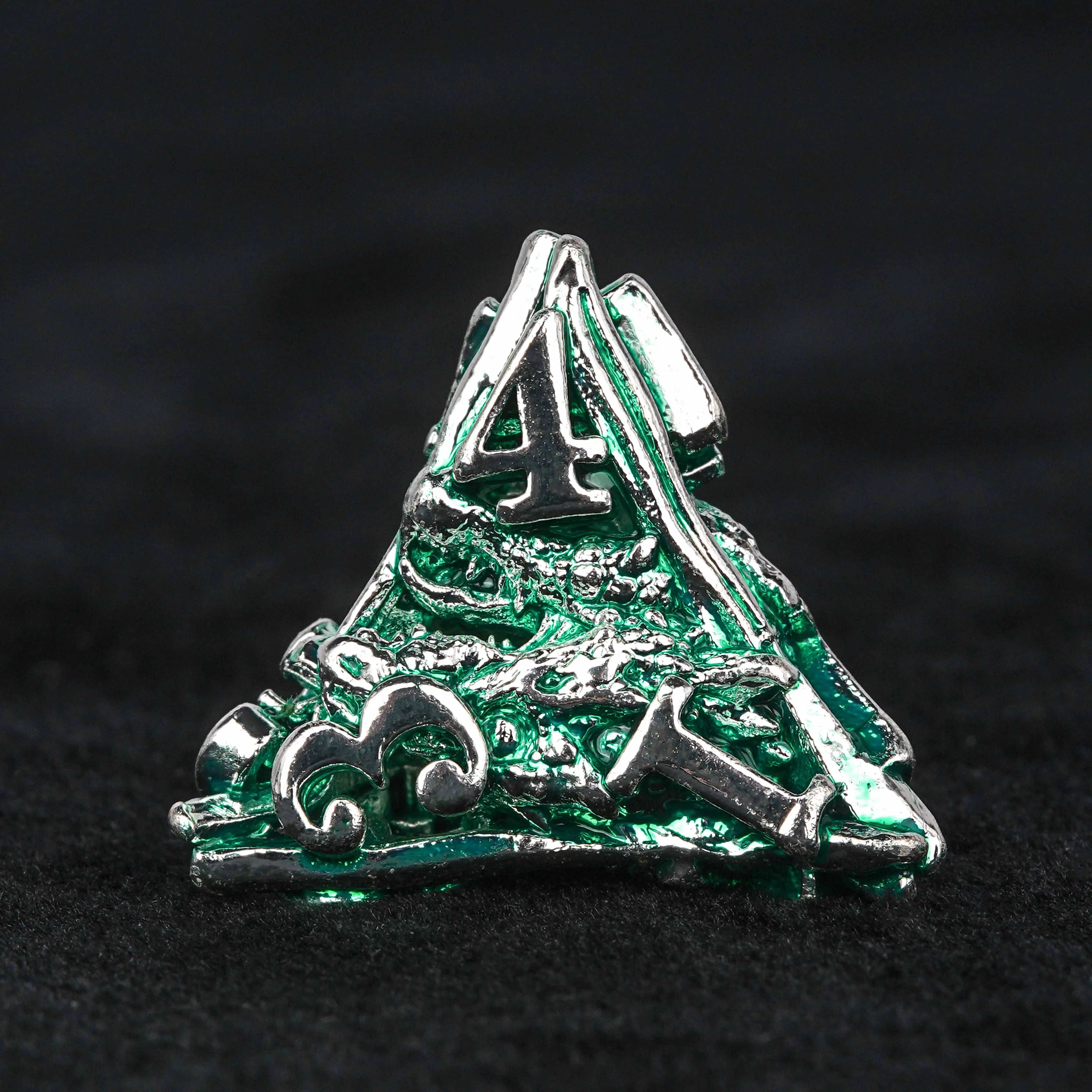 Mystic Symbol - Skull Metal Dragon
D4 Dice + Silver Green | Bear Dice
