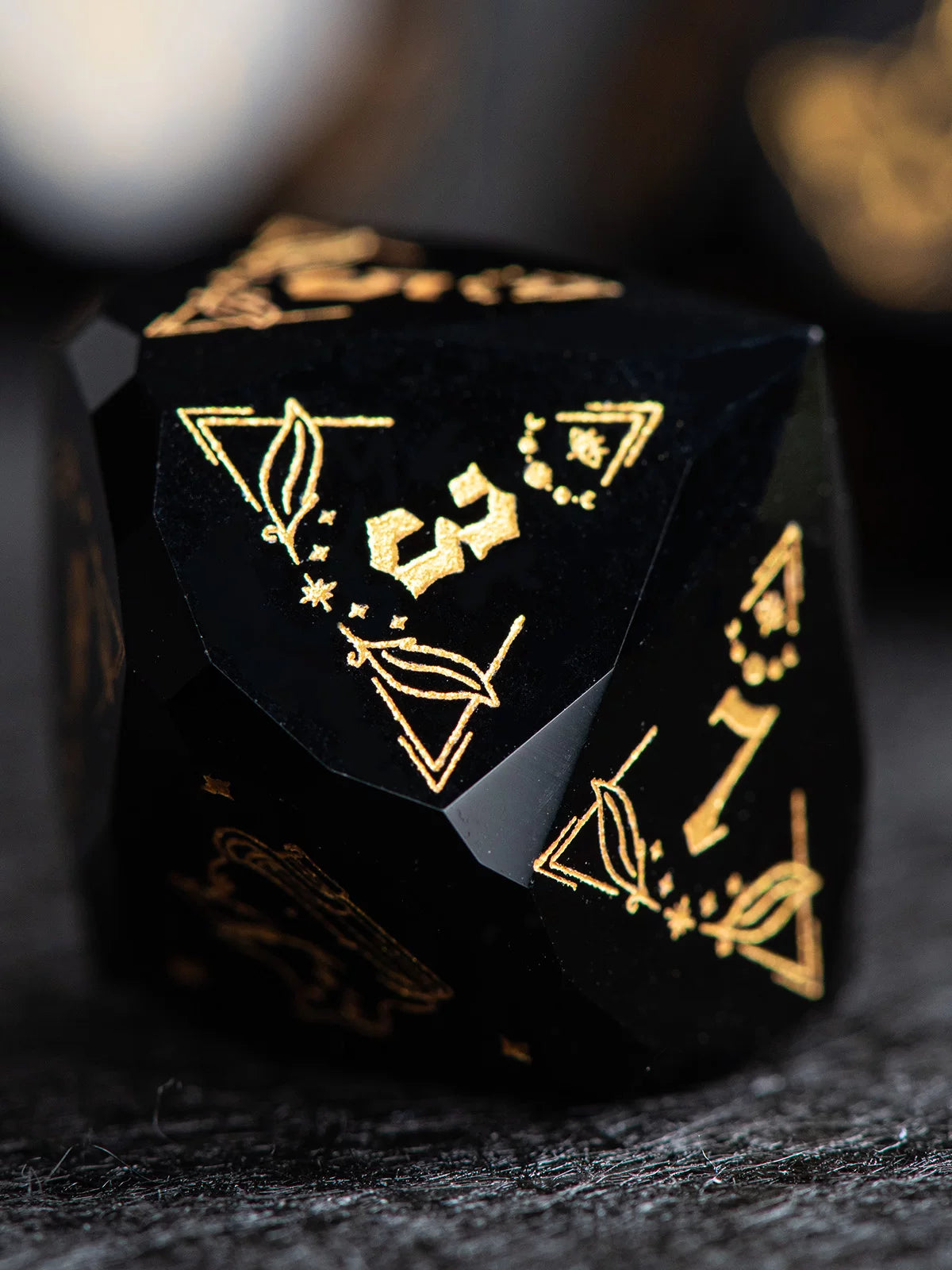 Multi-faceted obsidian Dnd natural stone multi-faceted dice COC running group color dragon and dungeon board game cat picture