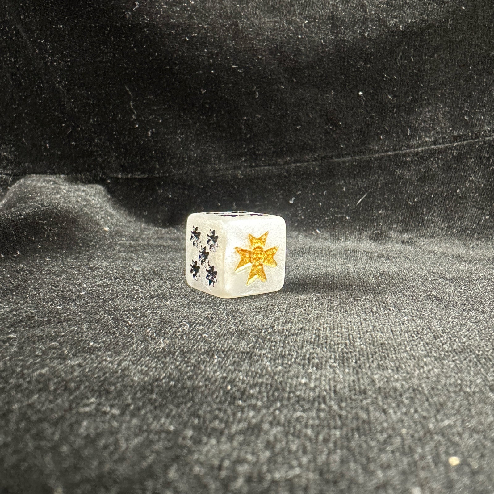 Warhammer 40K Templar White Pearlescent Acrylic D6 Dice