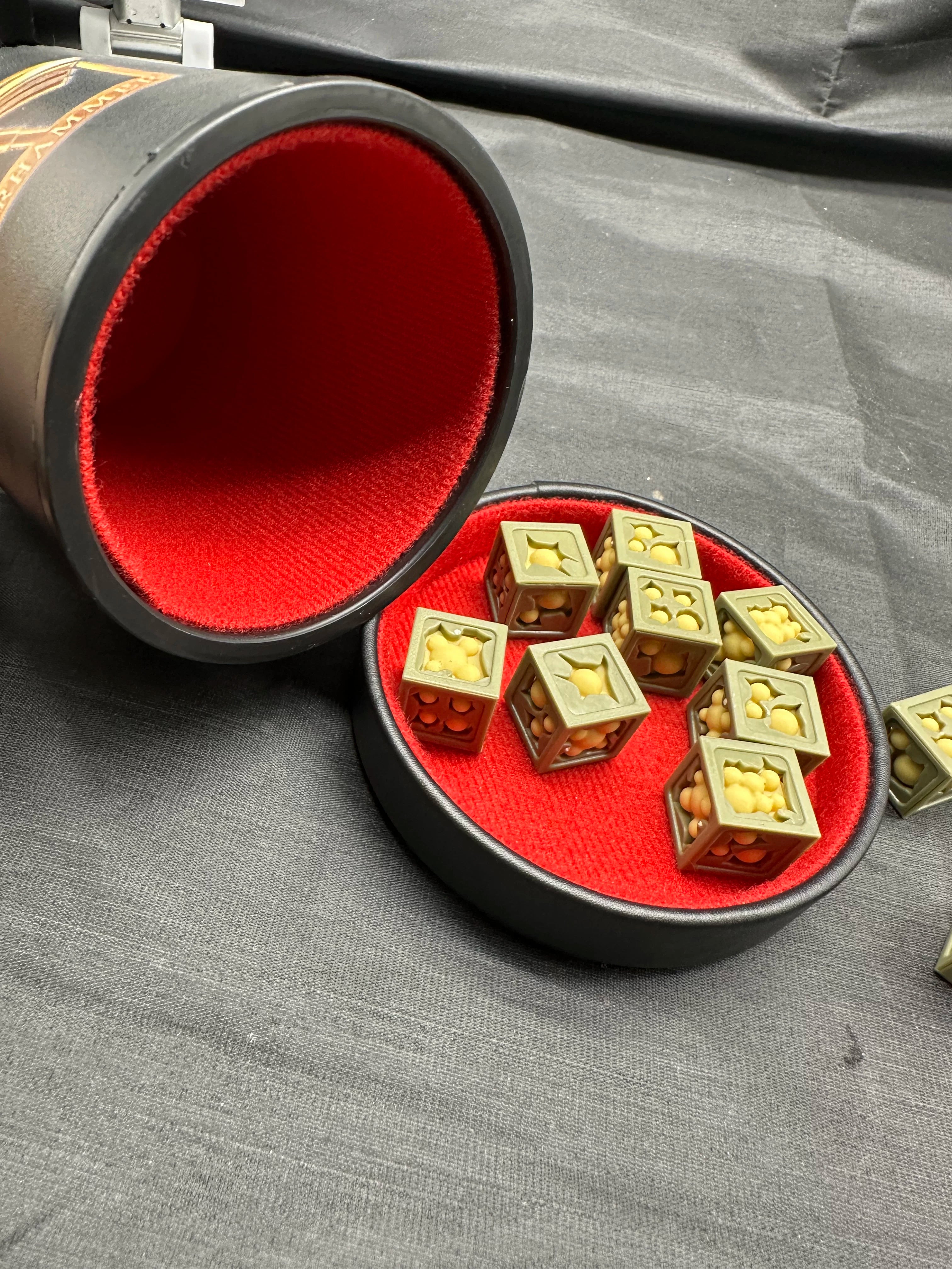 Warhammer 40k Dice Shaker AOS Leather-Faced Dice Shaker Storage Fairness Inner Velvet Soundproof Premium Interior