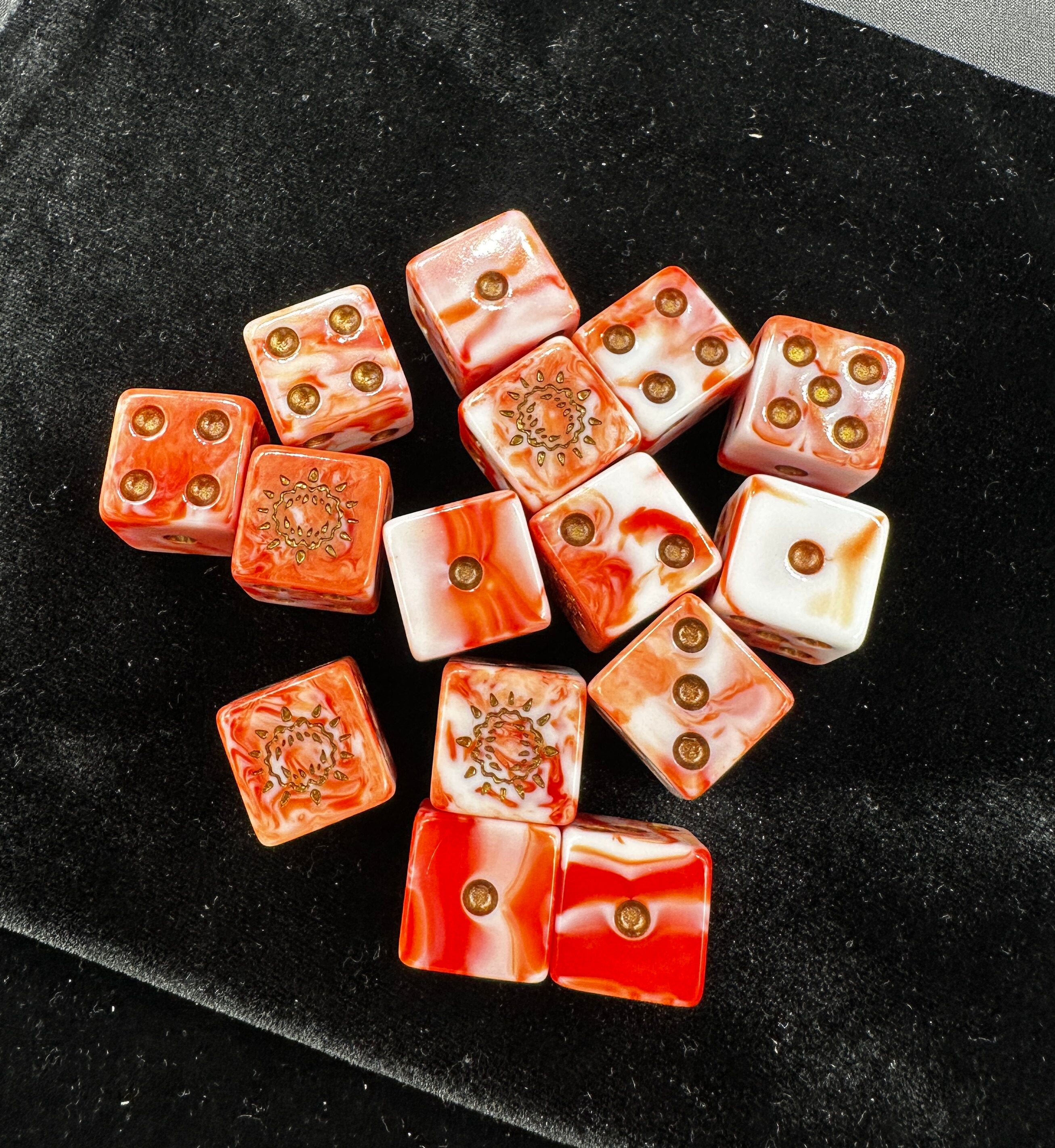 Warhammer 40K World Eaters Red & White Swirl Acrylic D6 Dice