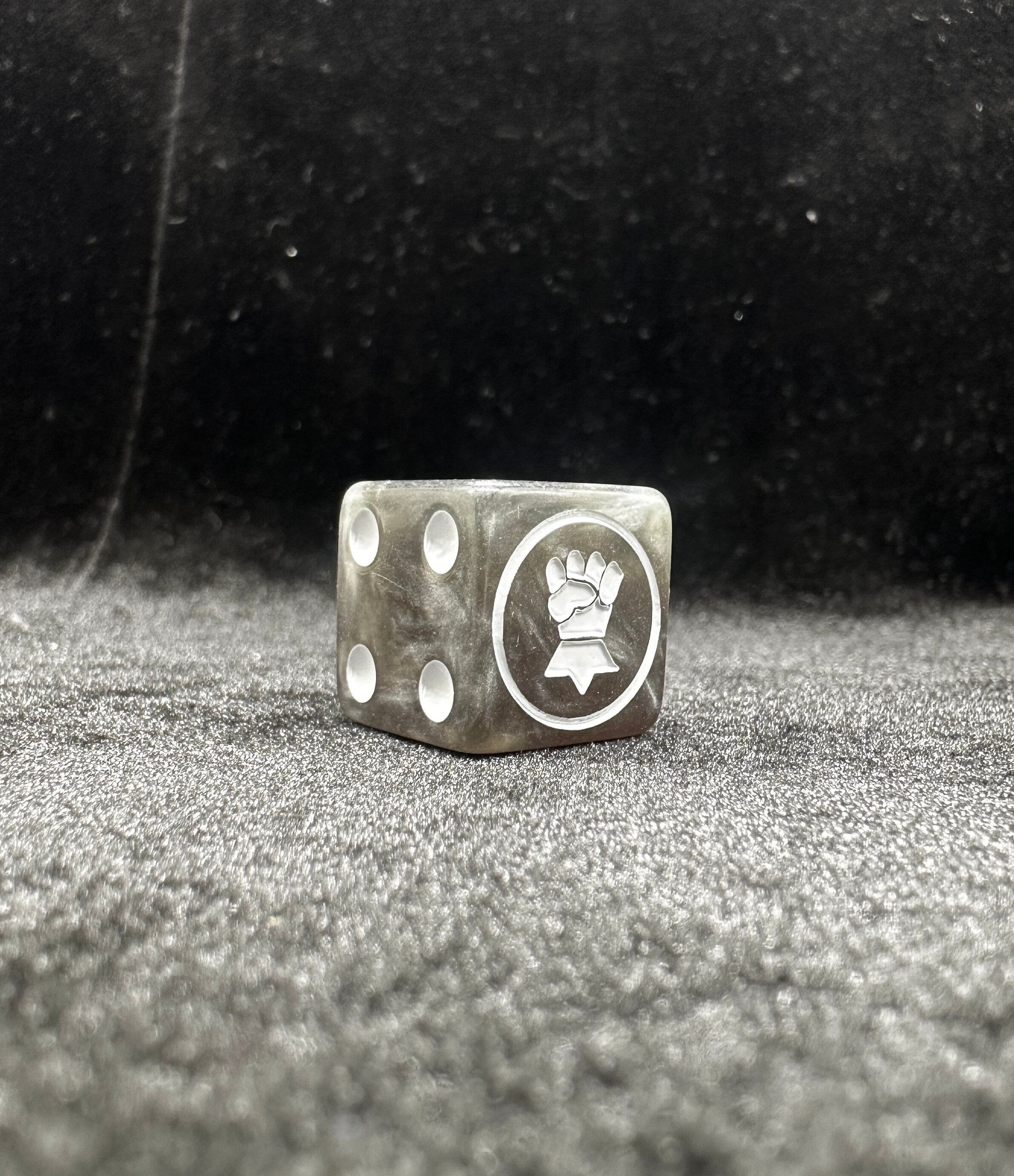 Warhammer 40K Imperial Fist Grey Swirl Pearl Resin D6 Dice