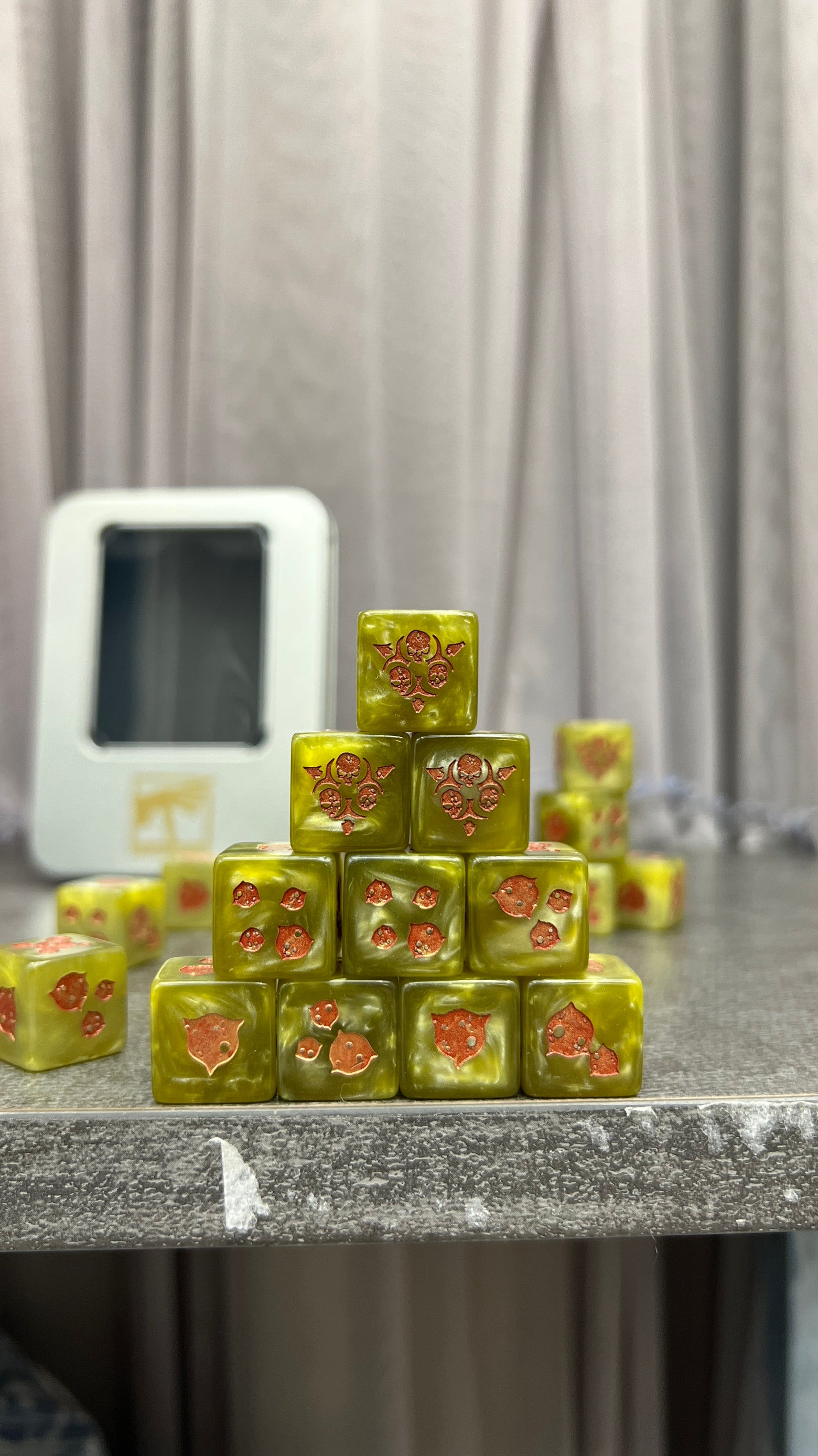 Warhammer 40K Death Guard Yellow-Green Swirl Pearlescent Acrylic D6 Dice