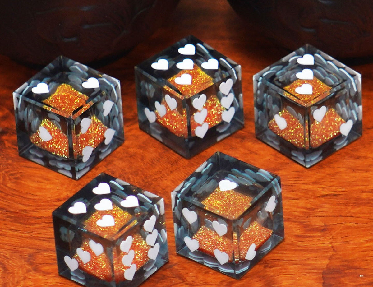 D6 Heart Pip Quicksand Dice – Premium Resin Glitter Dice for DND & TTRPG 18mm | Bear Dice