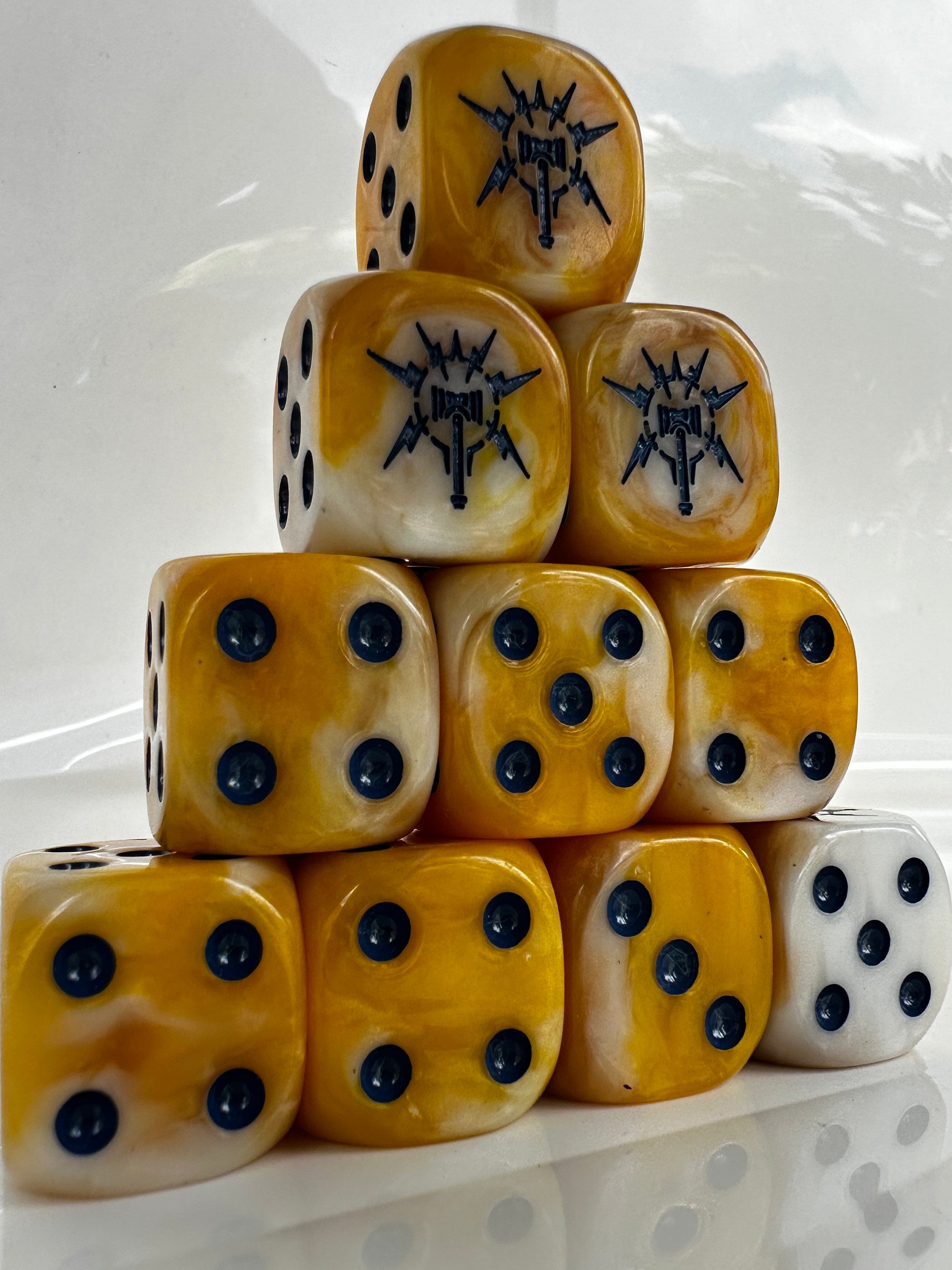 Warhammer 40K Thunderforged Weapon Yellow-White Swirl Acrylic D6 Dice