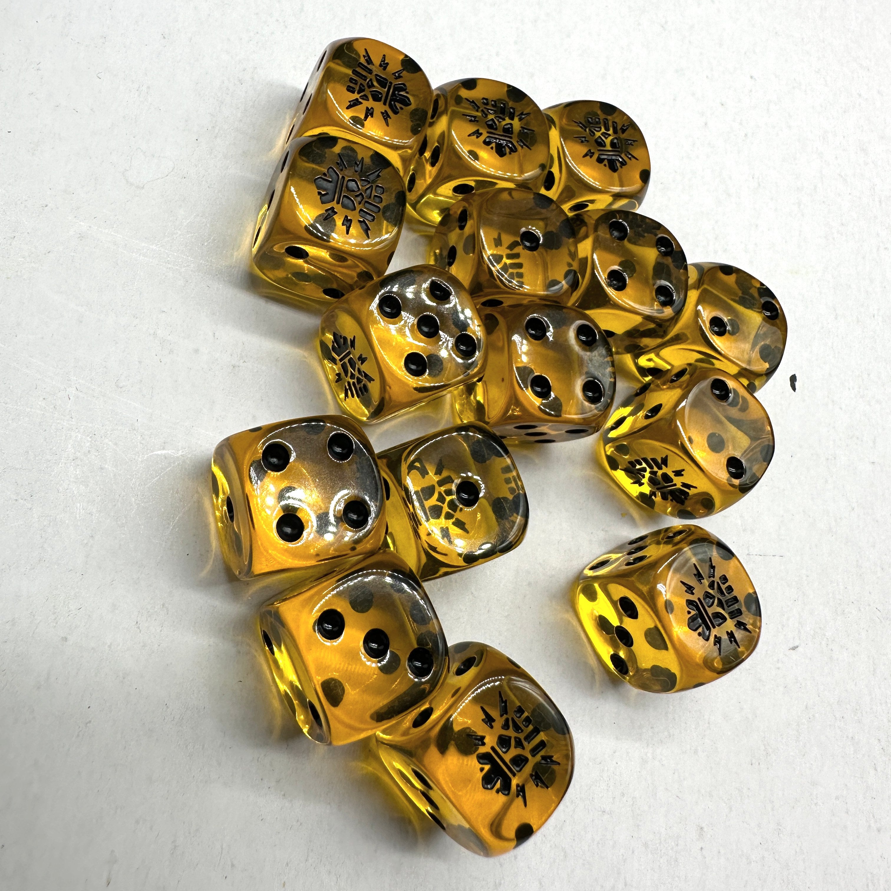 Warhammer 40K Imperial Fists Transparent Yellow Acrylic D6 Dice Set
