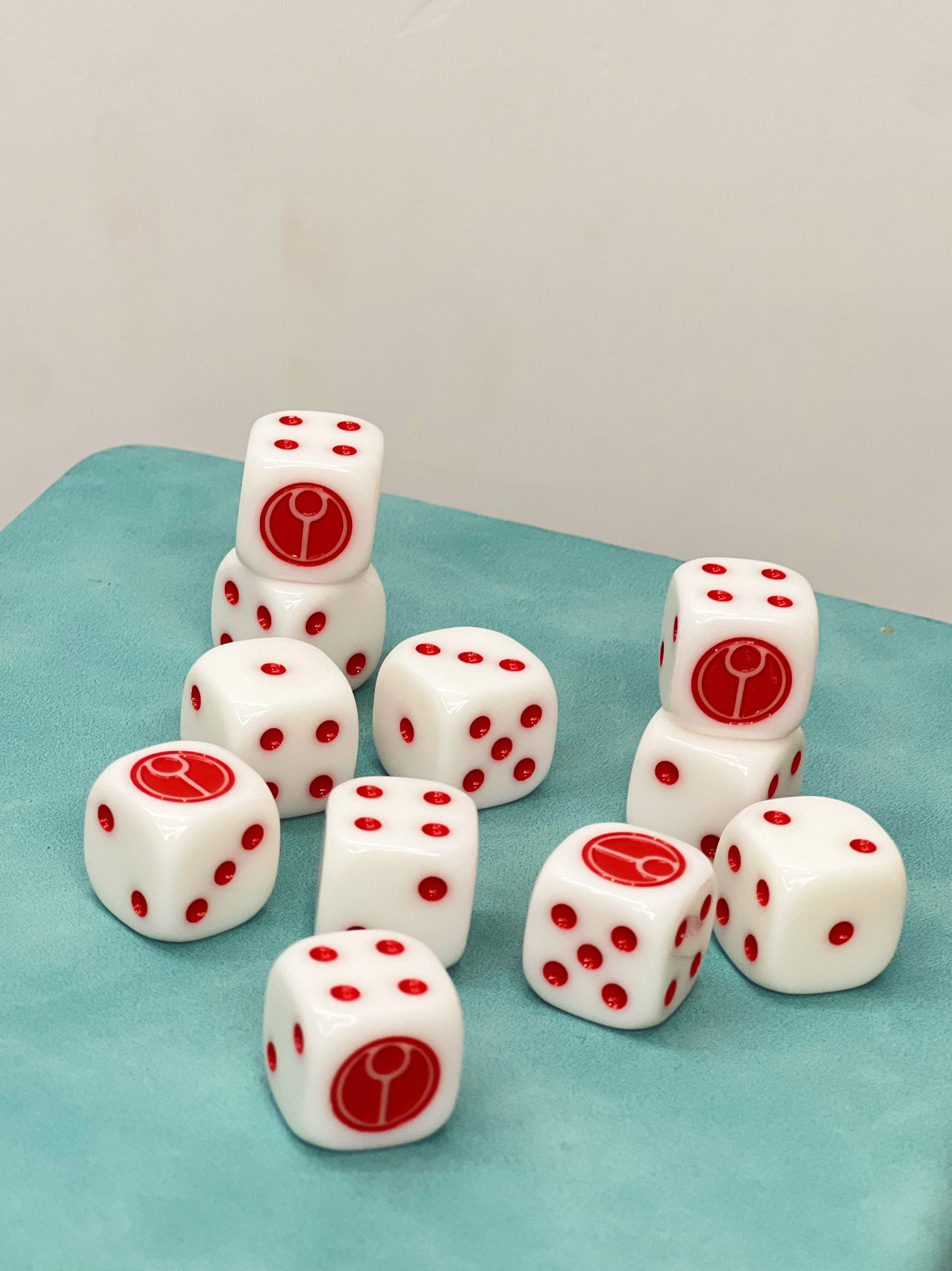 Tau Empire Opus Machina Dice – Warhammer 40K Milky White Acrylic D6 Set with Red Dots