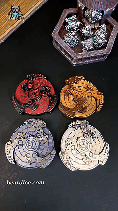 Four mechanical knife fingertip gyroscope roulette dice with the D20 logo were placed flat on the black table, spinning smoothly at high speed. They were: Ancient Gold, Black Nickel Blue, Black Nickel Red, and Bloodstain.