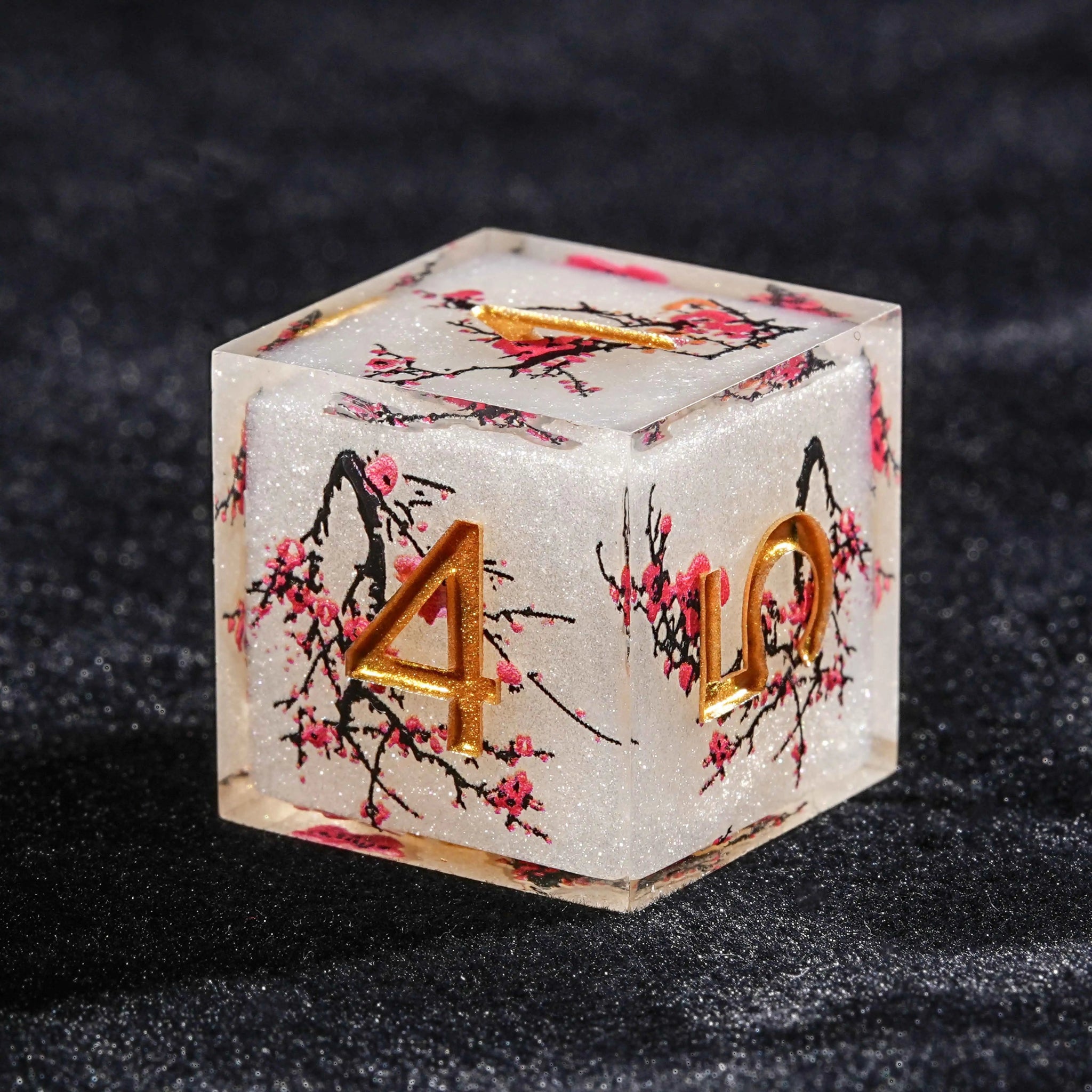 Snow-white resin red plum blossom DND D4 dice with gold numbers | Bear dice