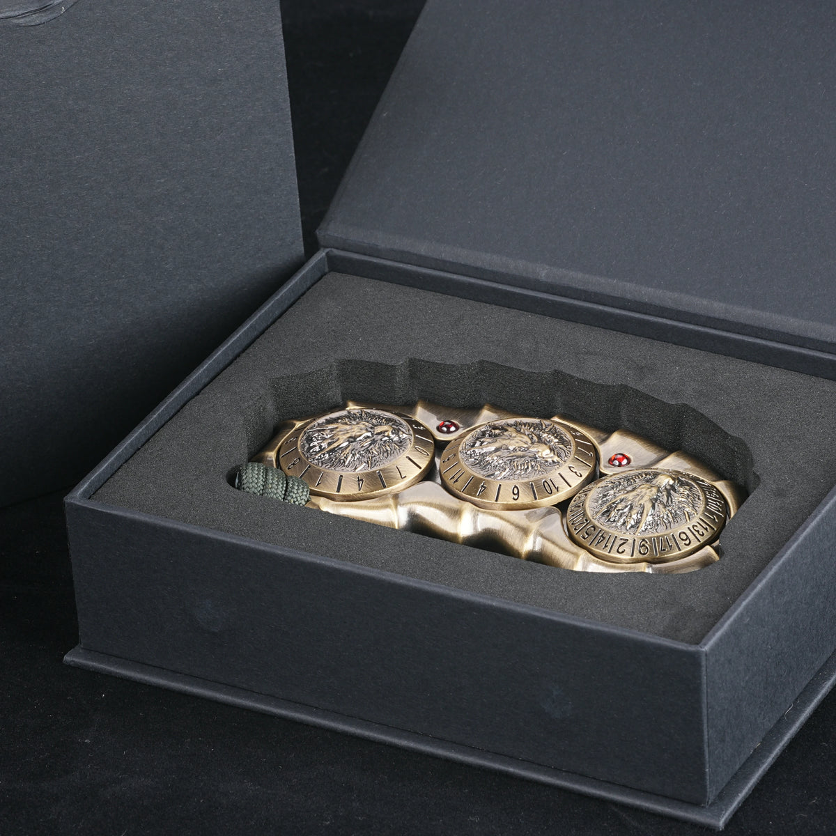Cool 7-in-1 Metal Rotating Handheld Dice