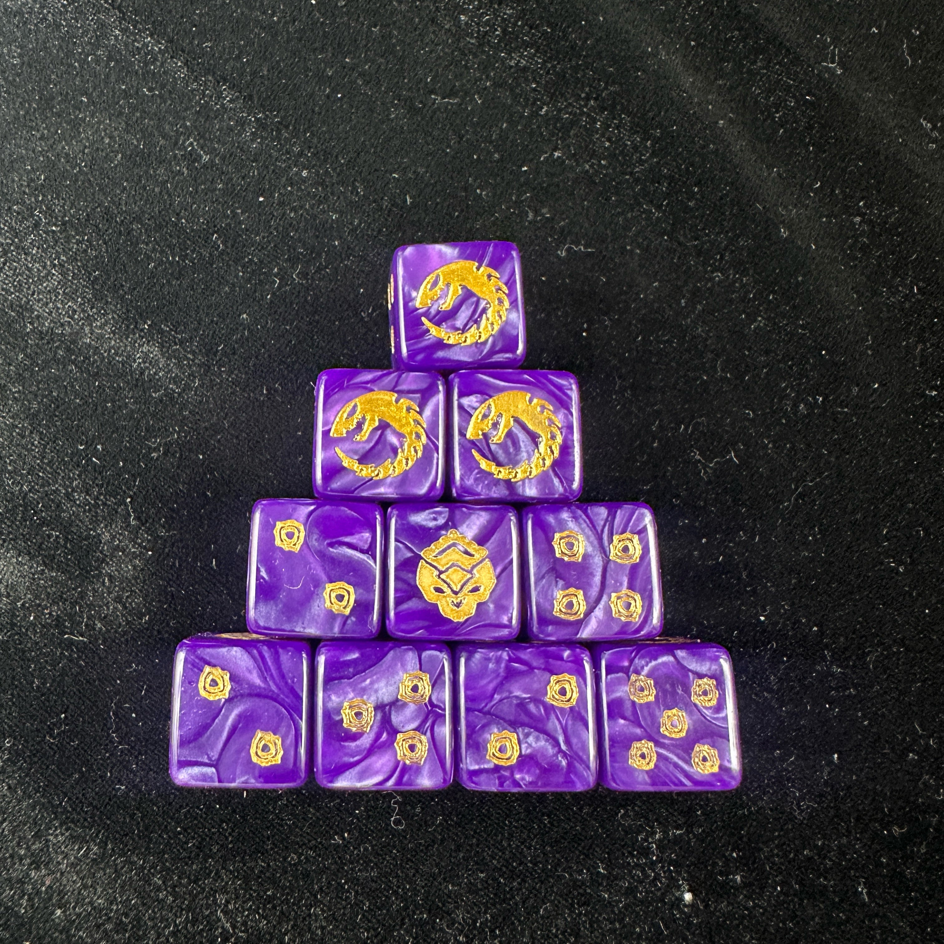 Genestealer Cults Ouroboros D6 Dice Set of 10 — Top-Down Pyramid Stack Showing Gold Ouroboros 6-Face, Diamond 5-Face and Gold Faction Rune Pip Faces | Bear Dice