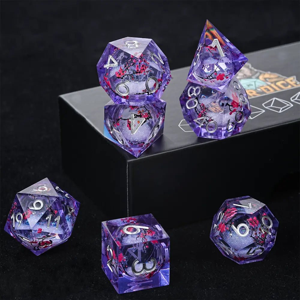 Sharp - edged plum blossom resin DND dice set + gold numbers - Bear Dice