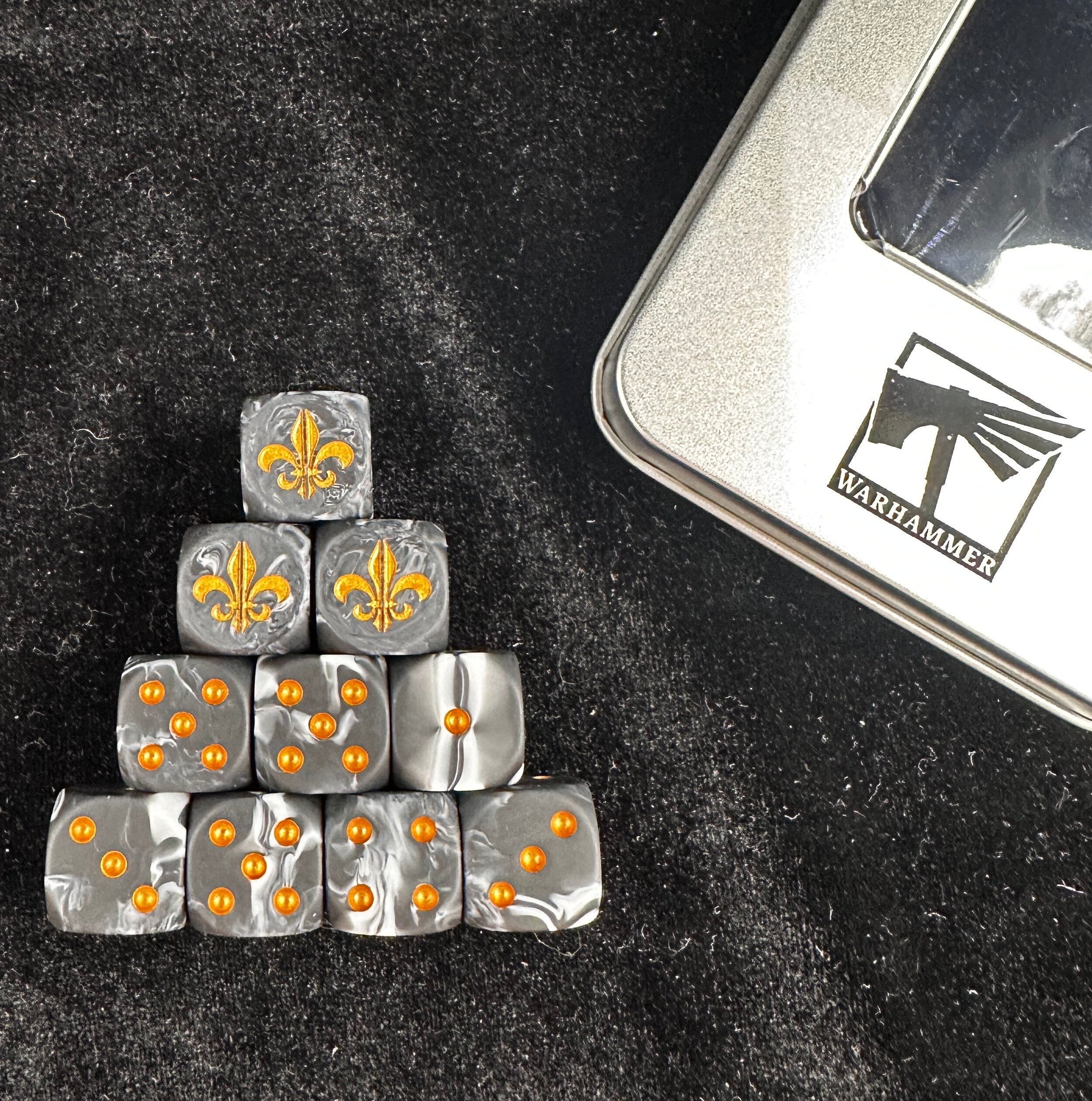 Warhammer 40K Battle Fleur-de-lis Black & White Swirl Acrylic D6 Dice Scattered Display with Warhammer Branded Metal Tin Storage Box | Bear Dice