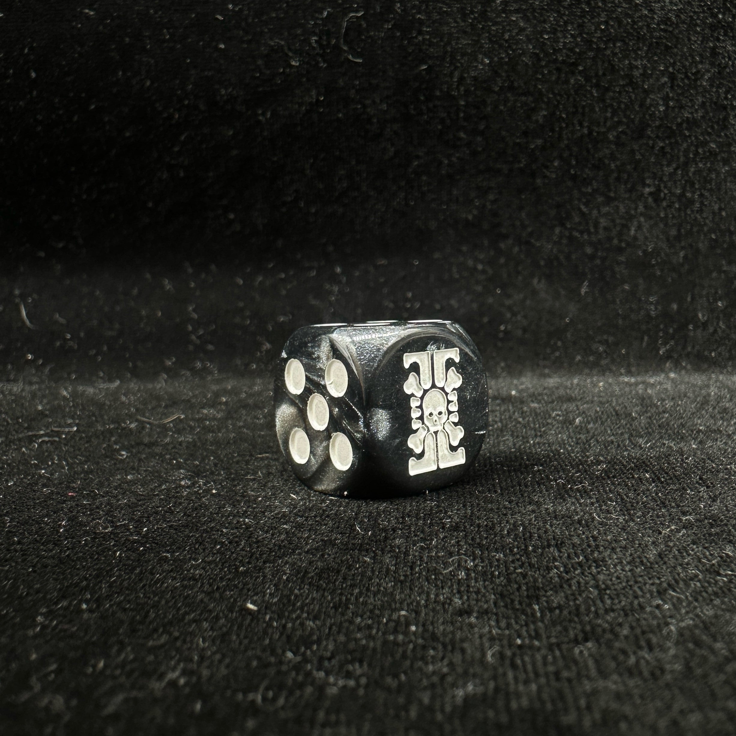 Warhammer 40K Deathwatch Acrylic D6 Dice — Single Die Close-Up Showing Engraved Skull-Gear Badge 6-Face and White Circular 6-Pip Side on Black Pearl Acrylic Body | Bear Dice