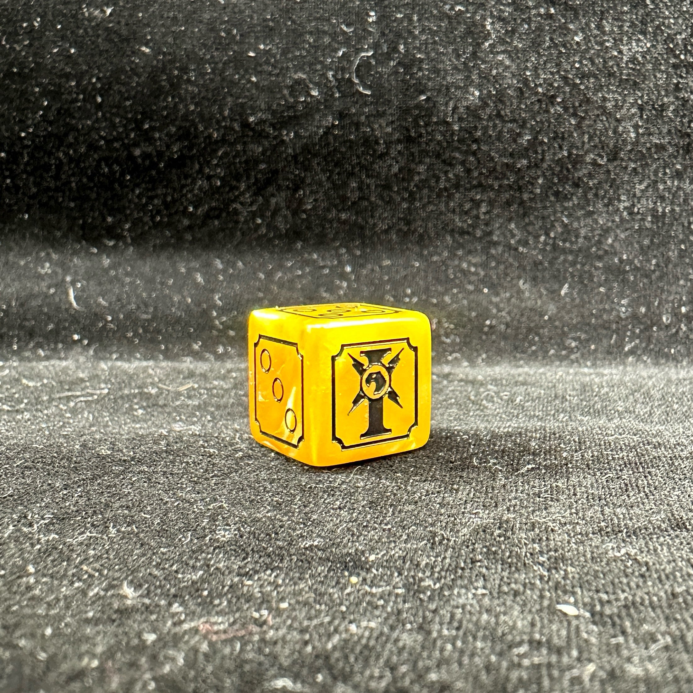 Warhammer 40K Imperial Guard Yellow Acrylic D6 Dice — Single Die Close-Up Showing Engraved Astra Militarum Badge on 6-Face and Black Circular Pip 3-Face on Yellow Pearlescent Body | Bear Dice