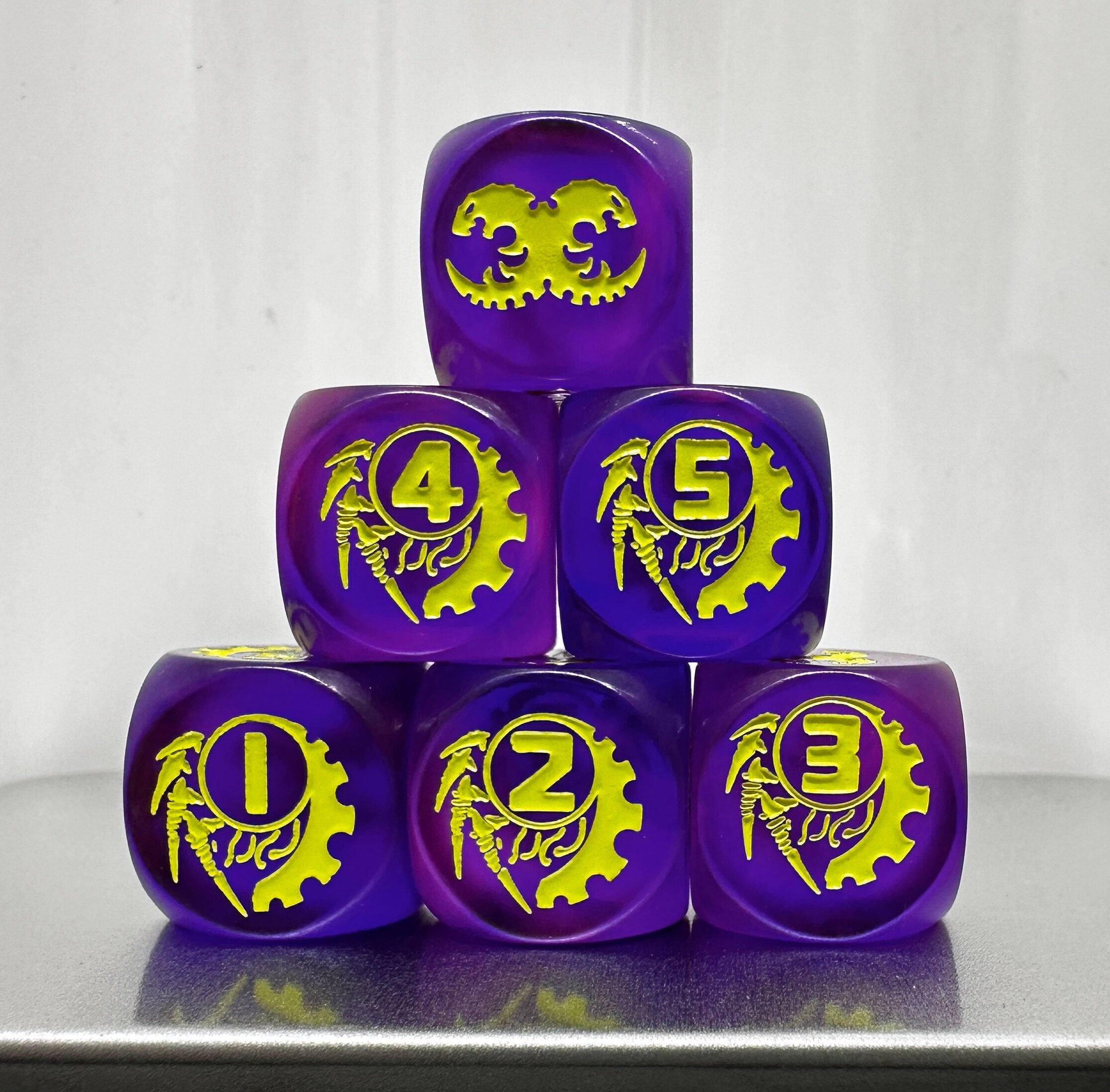 Warhammer 40K Tyranid Purple Transparent Acrylic D6 Dice — Hand-Held Close-Up Under UV Light Showing Glowing Purple-Pink Body with Yellow-Green Dual-Claw Skull 6-Face and Gear 4-Face | Bear Dice