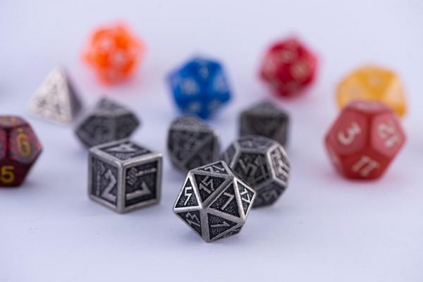 Metal dice VS Resin dice: which one is more suitable for your D&D adventure? - Bear Dice