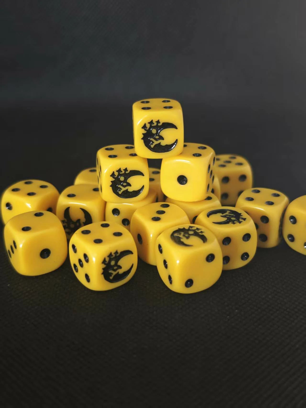 Warhammer 40K Bad Moons Yellow D6 Dice