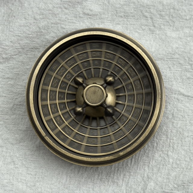 Multifunctional Metal Lucky Wheel DND Dice Spinner: Toss small steel balls while spinning, then press and hold the central triangular prism to stop and get the reading | Bear Dice