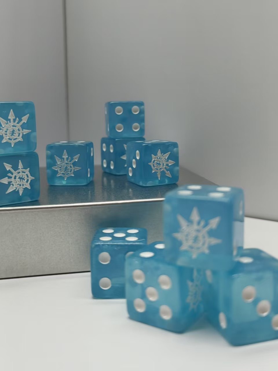 Warhammer 40K Chaos God Blue Transparent Acrylic D6 Dice