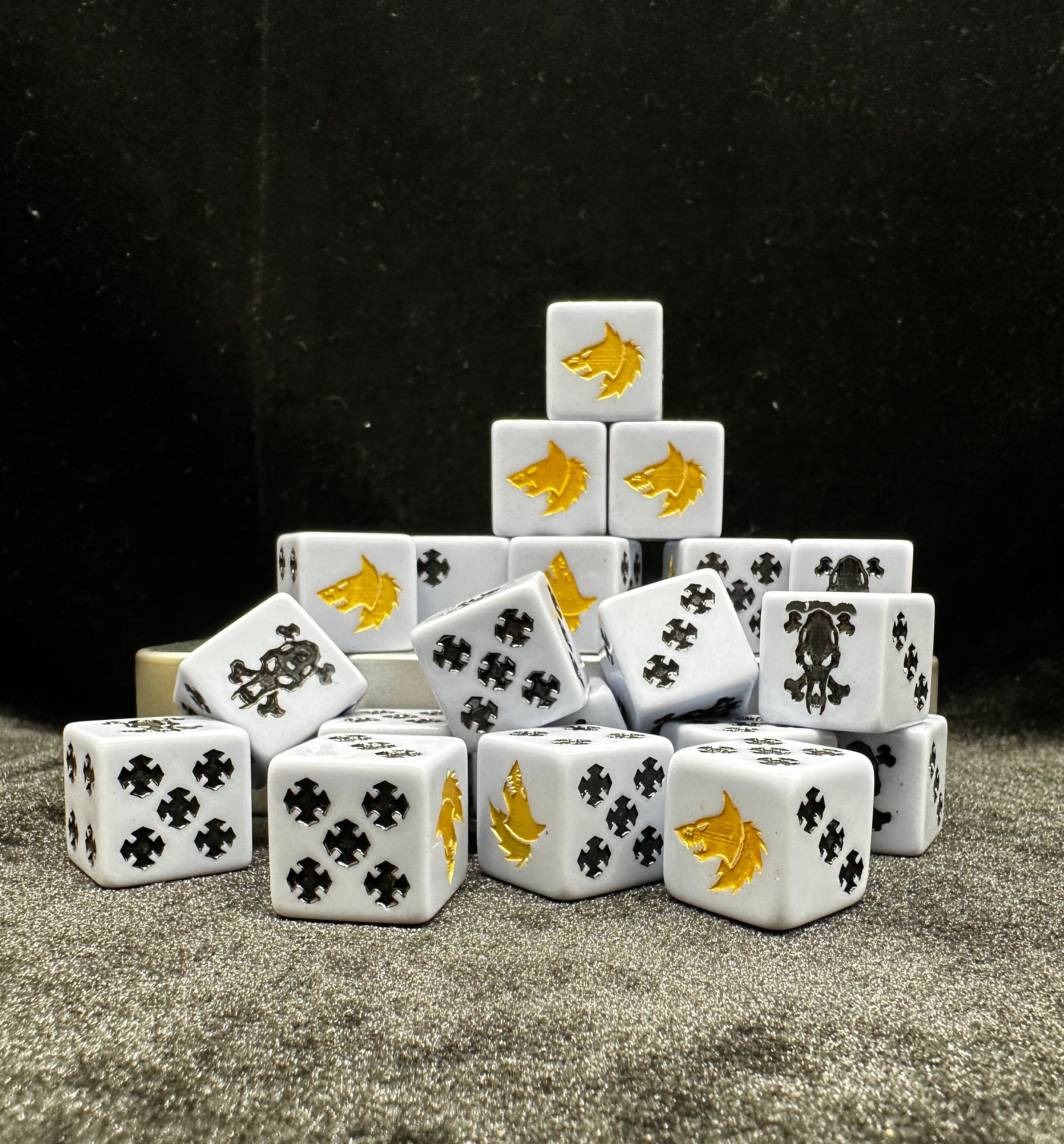 Space Wolves Wolf Head Dice – Warhammer 40K White Acrylic D6 Set with Iron Cross Pips