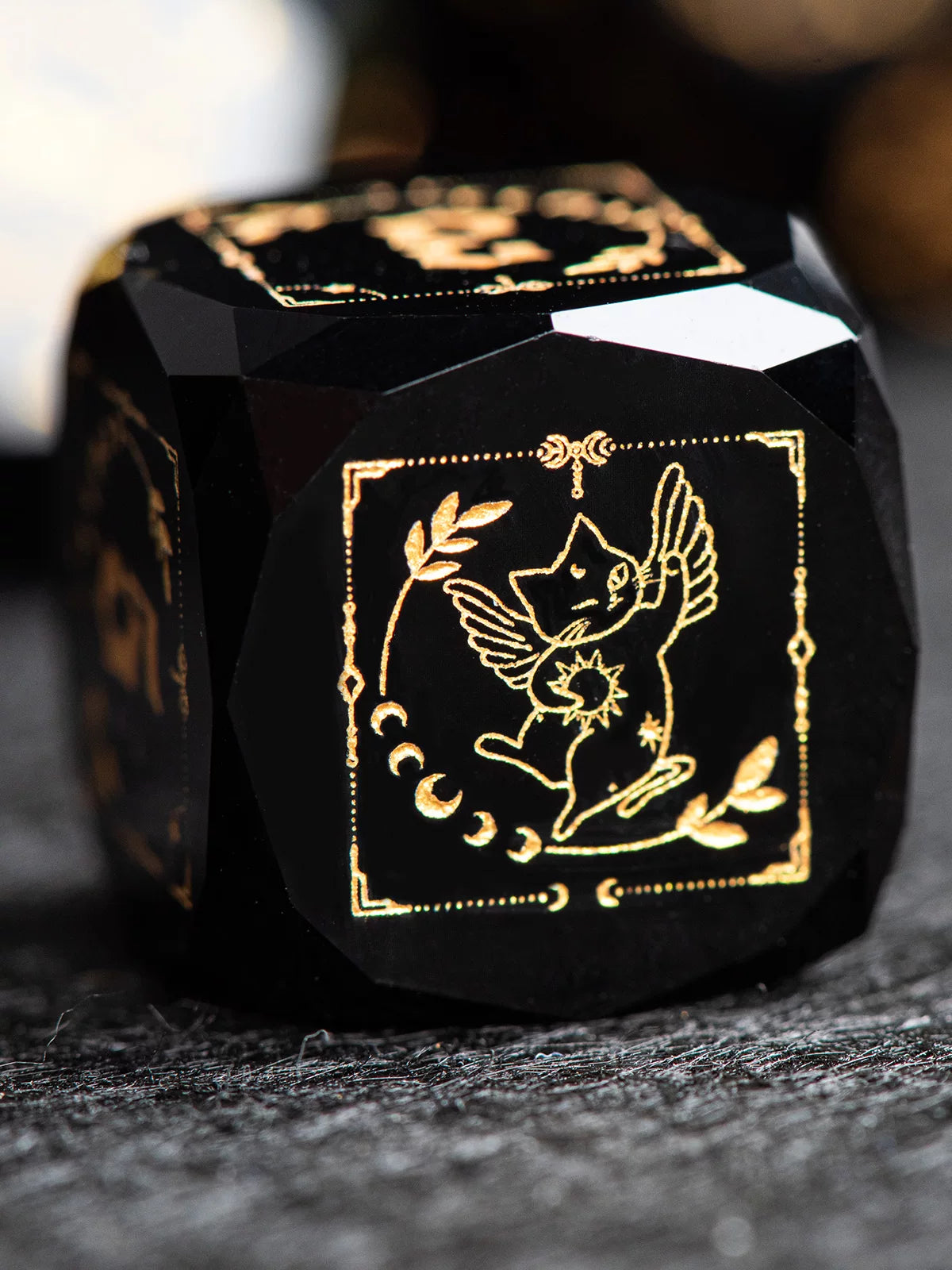 Multi-faceted obsidian Dnd natural stone multi-faceted dice COC running group color dragon and dungeon board game cat picture