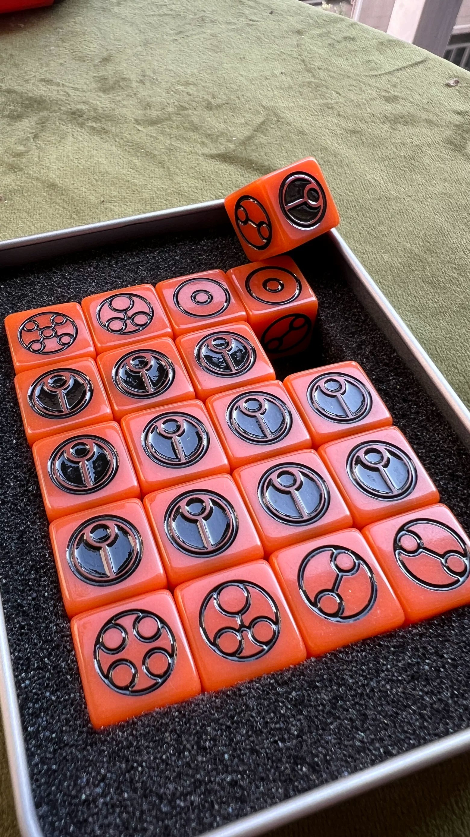 Warhammer Game: Warhammer 30k Dice Custom Warhammer 40k Titanium Empire 20-piece Equipped Warhammer Dice, Titanium Empire Dice