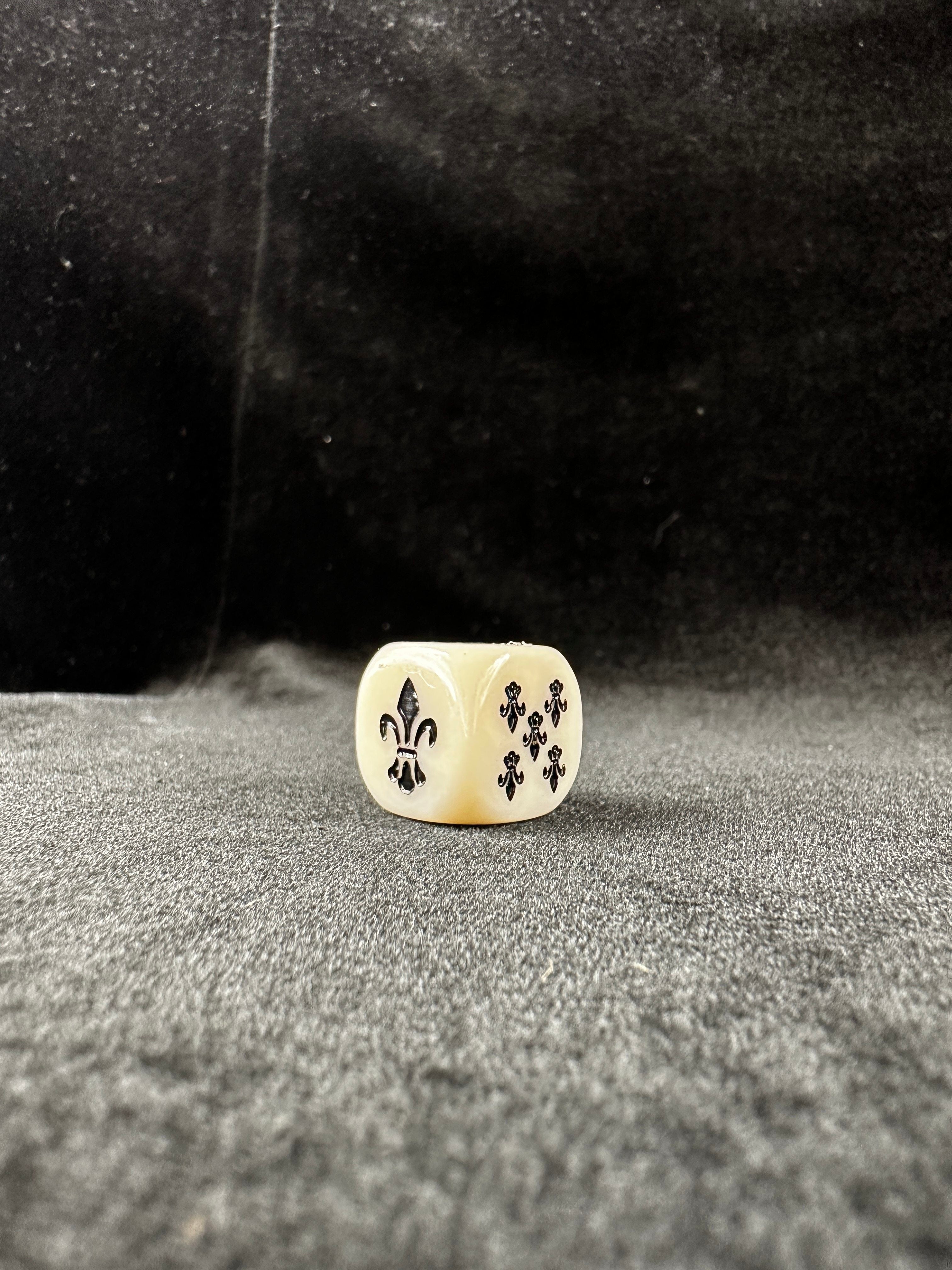 Warhammer 40K Adepta Sororitas Fleur-de-lis Off-White Acrylic D6 Dice