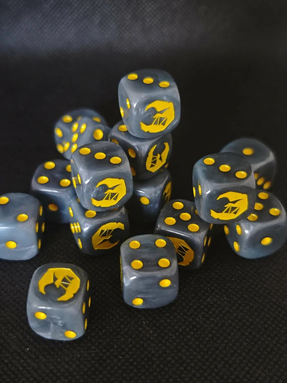 16mm Warhammer 40K Raven Guard Acrylic D6 Dice with Yellow Pips; Raven Icon Engraved on the '6' Face | Bear Dice