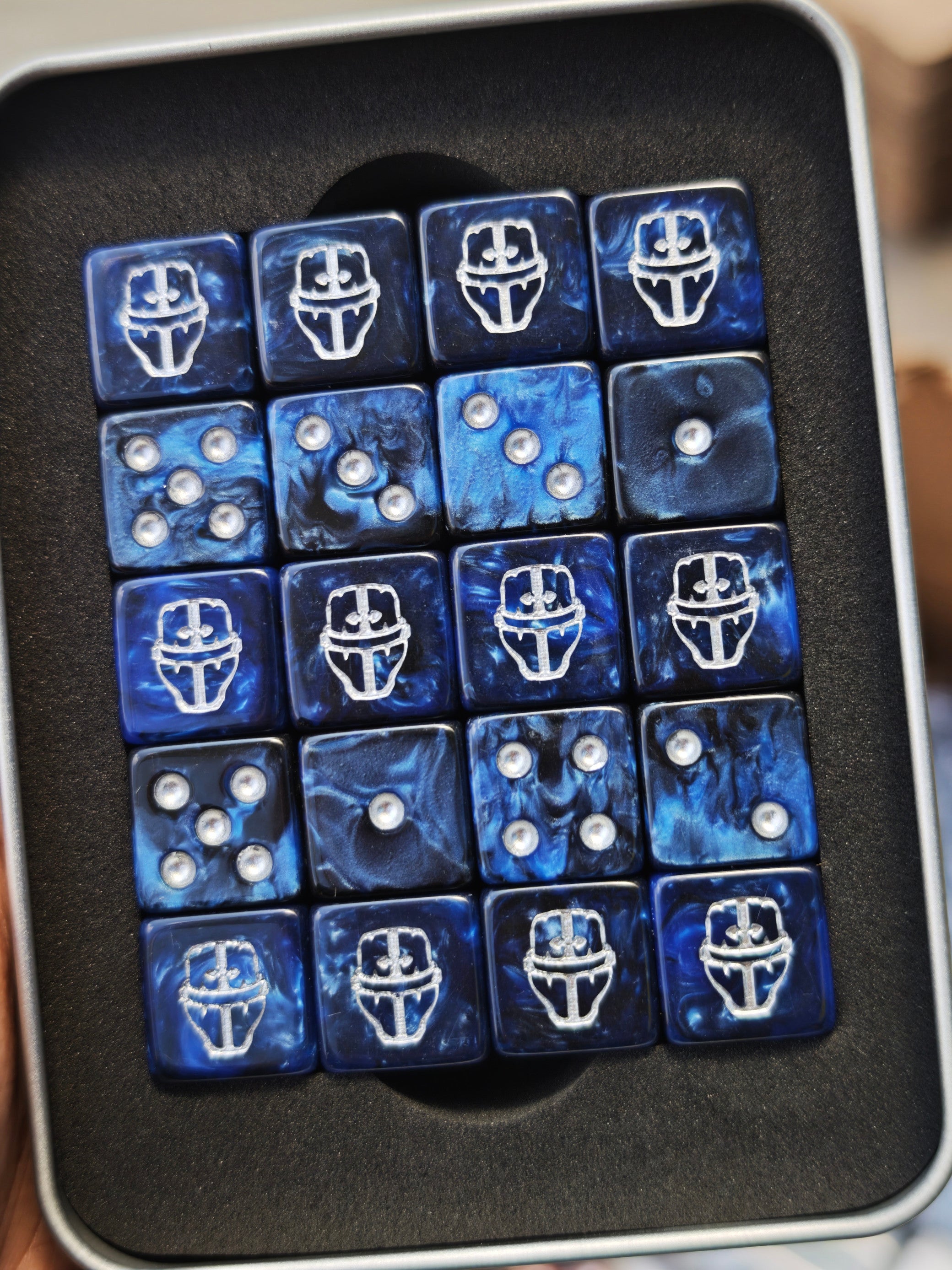 Warhammer 40K Imperial Knight Acrylic D6 Dice engraved knight helmet face display layout | Bear Dice