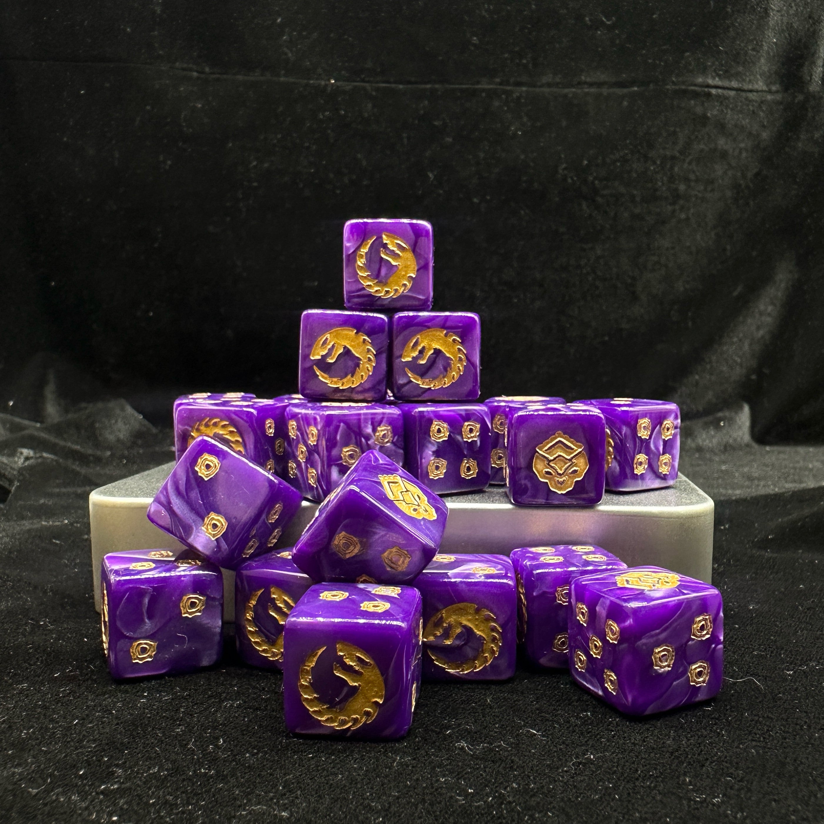 Genestealer Cults Ouroboros D6 Dice Set of 20 — Purple Pearl Pyramid Display Showing Gold Ouroboros 6-Face and Gold Faction Rune Pips on Dark Background | Bear Dice