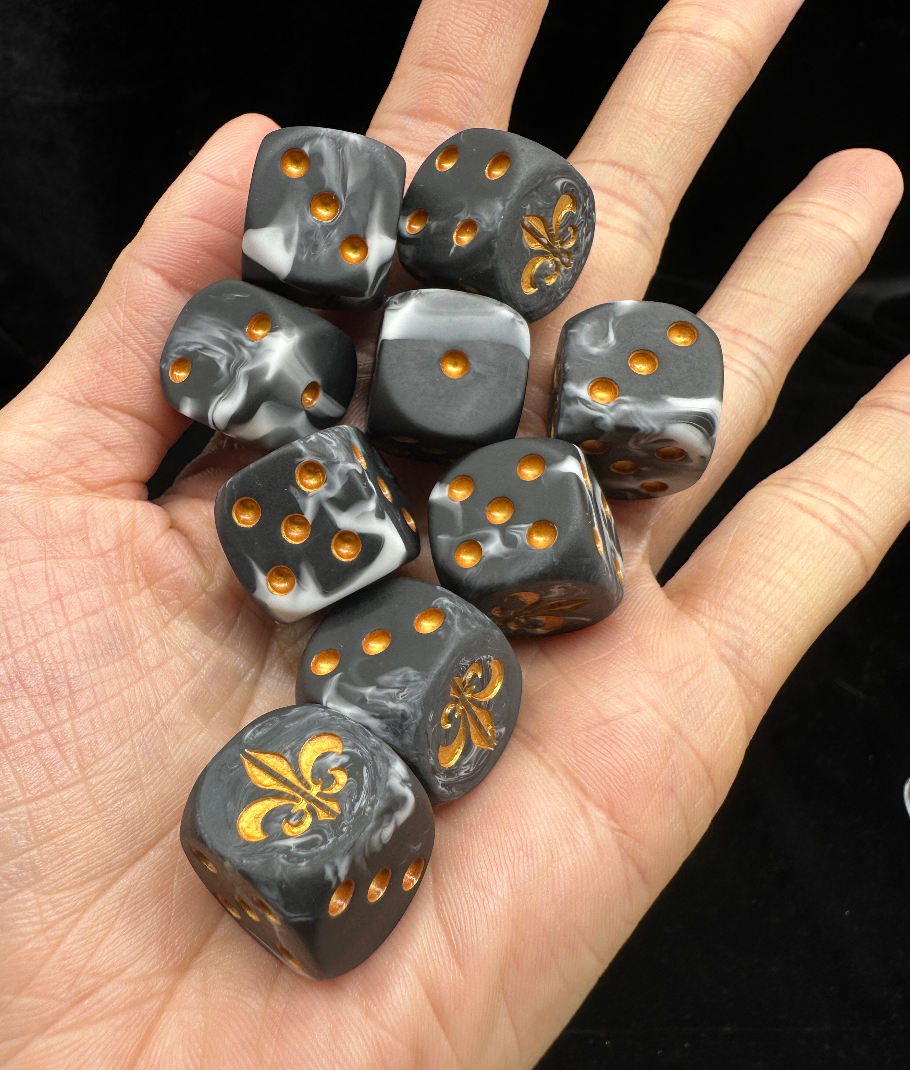 Warhammer 40K Battle Fleur-de-lis Black & White Swirl Acrylic D6 Dice Set of 10 — Pyramid Arrangement with Gold Fleur-de-lis Top Face and Warhammer Tin Box | Bear Dice