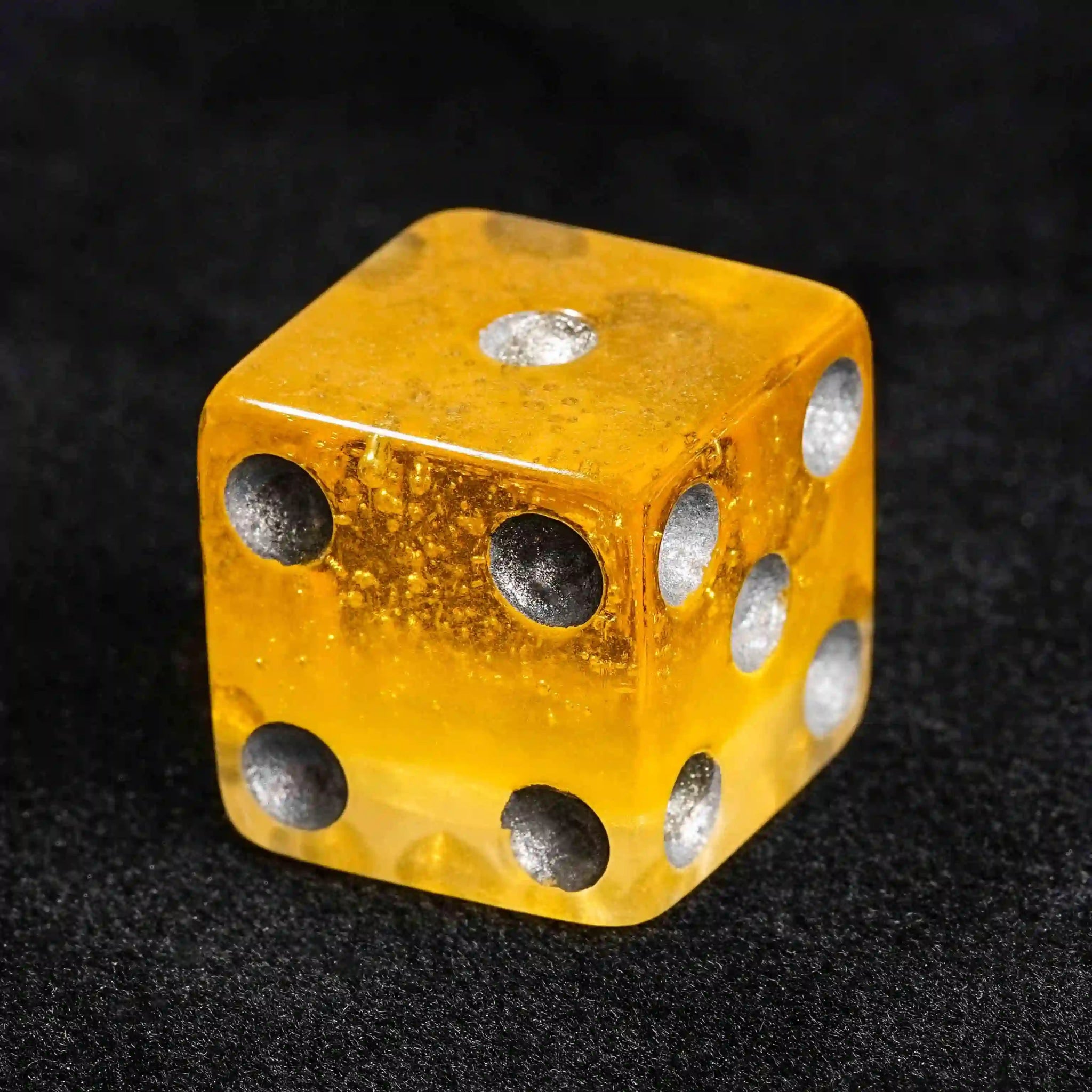 Yellow beer resin silver dots 7xD6 dice set - Bear Dice